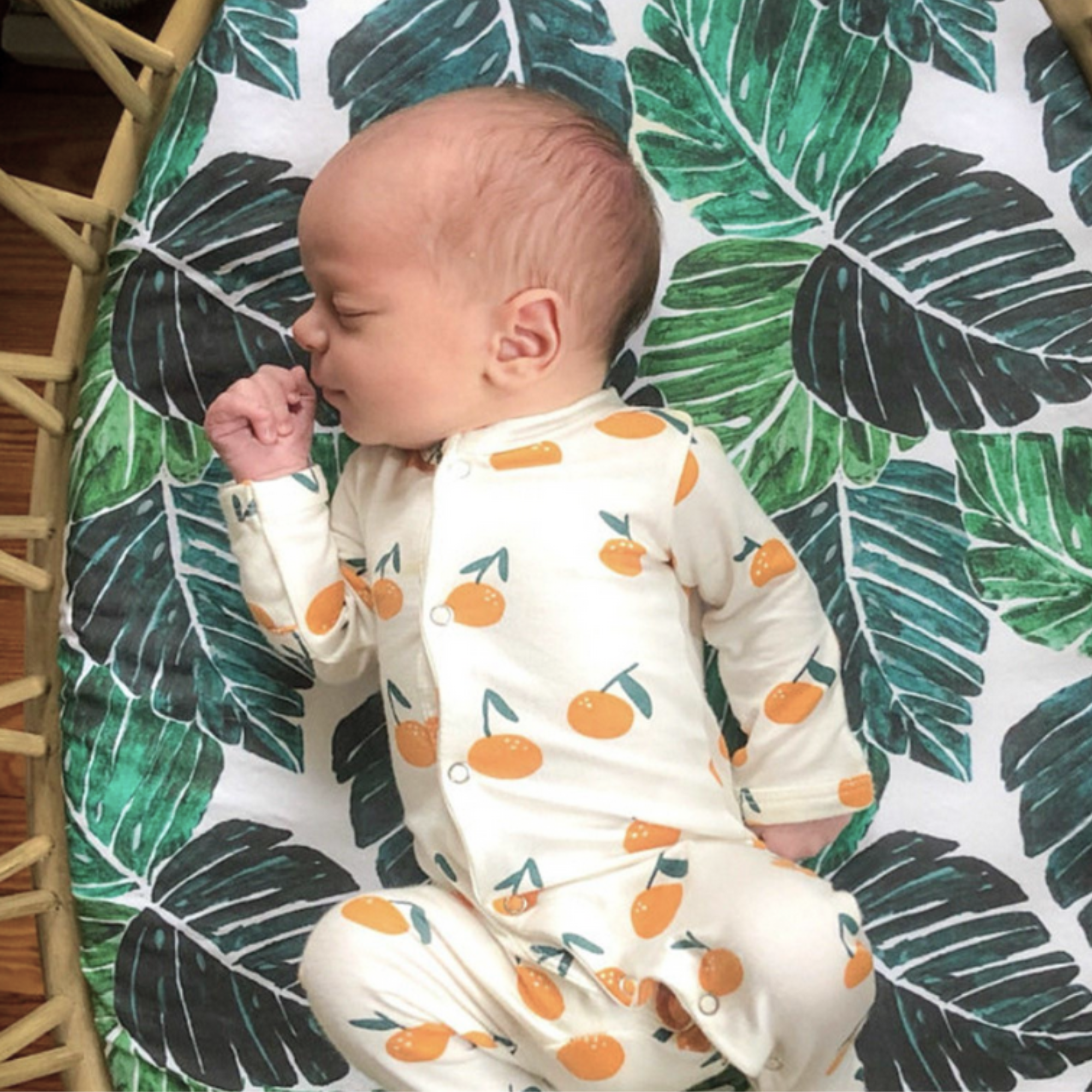 Fitted bassinet sheet or moses basket sheet in NATIVE